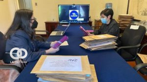 El jurado de la Fundación Cultural del Banco Central de Bolivia escoge a los ganadores del concurso Letras e Imágenes de Nuevo Tiempo. Foto.FCBCB