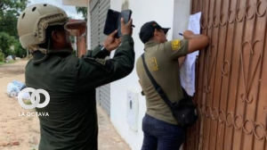 El momento de la notificación en el domicilio de un dirigente. Foto. Sen. Henry Montero
