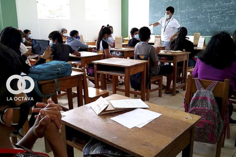Estudiantes retornan a clases en la modalidad presencial en la ciudad de Santa Cruz.