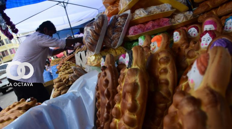 Feria de Todos Santos ofrece productos para el armado de mesas.