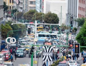 Flujo vehicular saturado en el prado paceño de la ciudad de La Paz. Foto. El Diario.