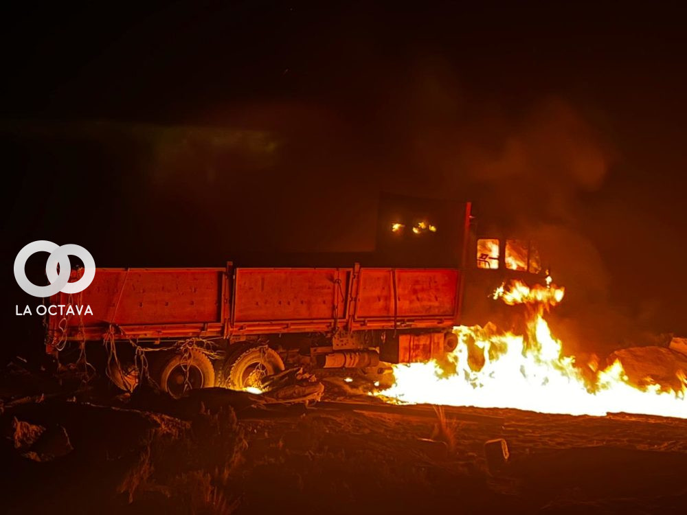 Incineración de un camión utilizado para el contrabando.