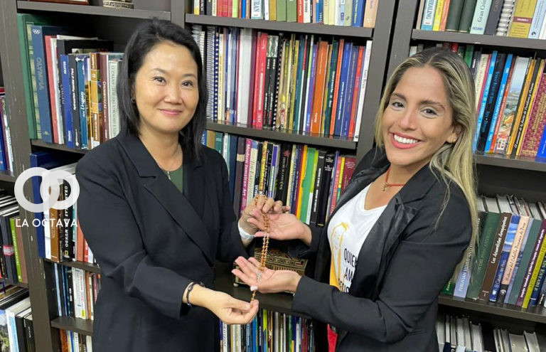 Keiko entrega el rosario del Señor de los Milagros para Añez.