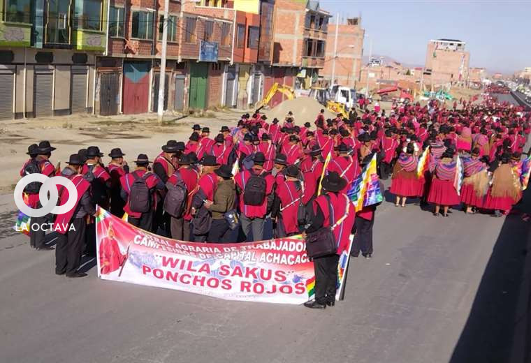 Marcha de Ponchos Rojos rumbo a La Paz. Foto. radio pasankalla.