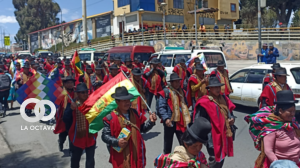 Marcha de ponchos rojos descendiendo desde El Alto a la ciudad de La Paz.