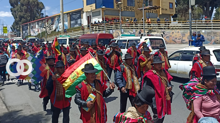 Marcha de ponchos rojos descendiendo desde El Alto a la ciudad de La Paz.