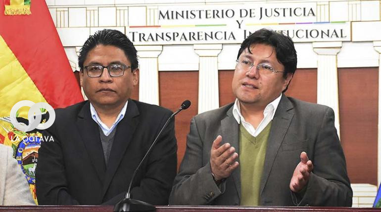Ministro de Justicia, Iván Lima, y el renunciante presidente del Consejo de la Magistratura, Marvin Molina, en una conferencia de prensa