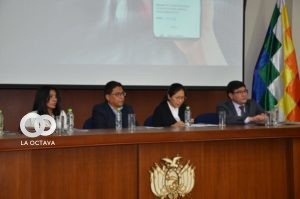 Ministro de Justicia entrega reconocimiento a notarios destacados.