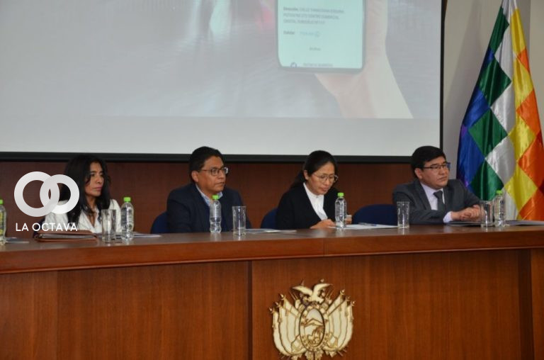 Ministro de Justicia entrega reconocimiento a notarios destacados.