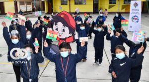 Niños del 2021 cobrando el bono Juancito Pinto en la ciudad de La Paz.