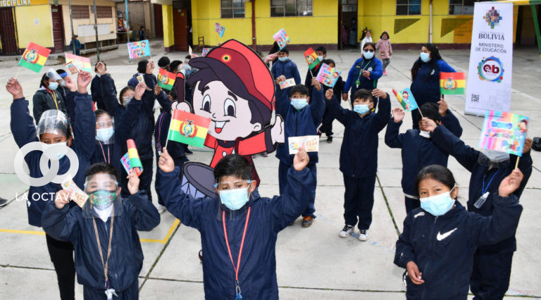 Niños del 2021 cobrando el bono Juancito Pinto en la ciudad de La Paz.