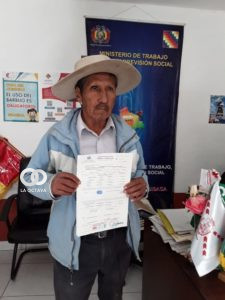 Oswaldo López recibe pago por beneficios sociales.