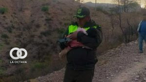 Policía carga en brazos a la bebé encontrada en el tanque de agua. Foto: Policía Boliviana.
