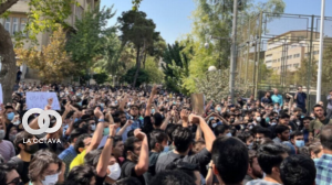 Se estima que al menos 90 miembros de la sociedad civil han sido detenidos durante las protestas.