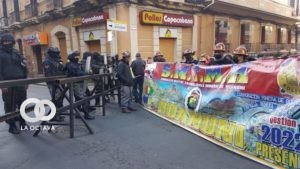 Trabajadores mineros vieron impedido su paso hacia la plaza Murillo,