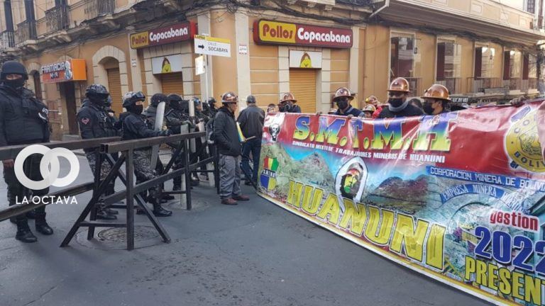 Trabajadores mineros vieron impedido su paso hacia la plaza Murillo,