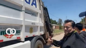 Alcalde de Santa Cruz, Jhonny Fernández, haciendo ingresar a los camiones basureros al vertedero municipal. Foto. Captura de pantalla