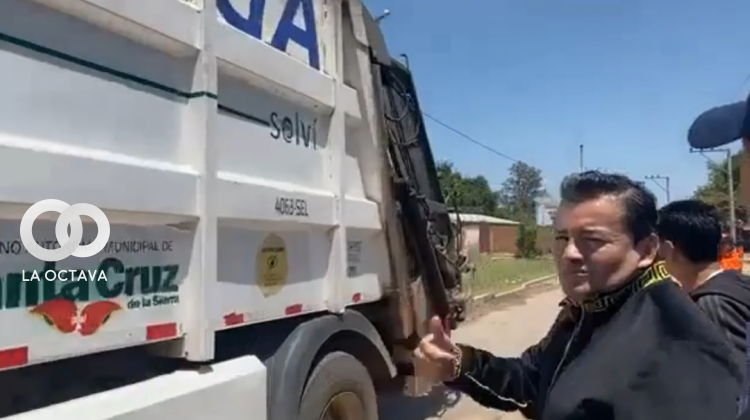 Alcalde de Santa Cruz, Jhonny Fernández, haciendo ingresar a los camiones basureros al vertedero municipal. Foto. Captura de pantalla