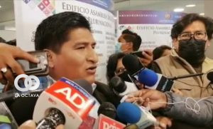 Andrés Flores, jefe Bancada del Movimiento Al Socialismo (MAS), declara a los medios.