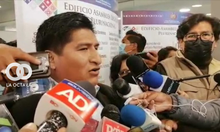 Andrés Flores, jefe Bancada del Movimiento Al Socialismo (MAS), declara a los medios.