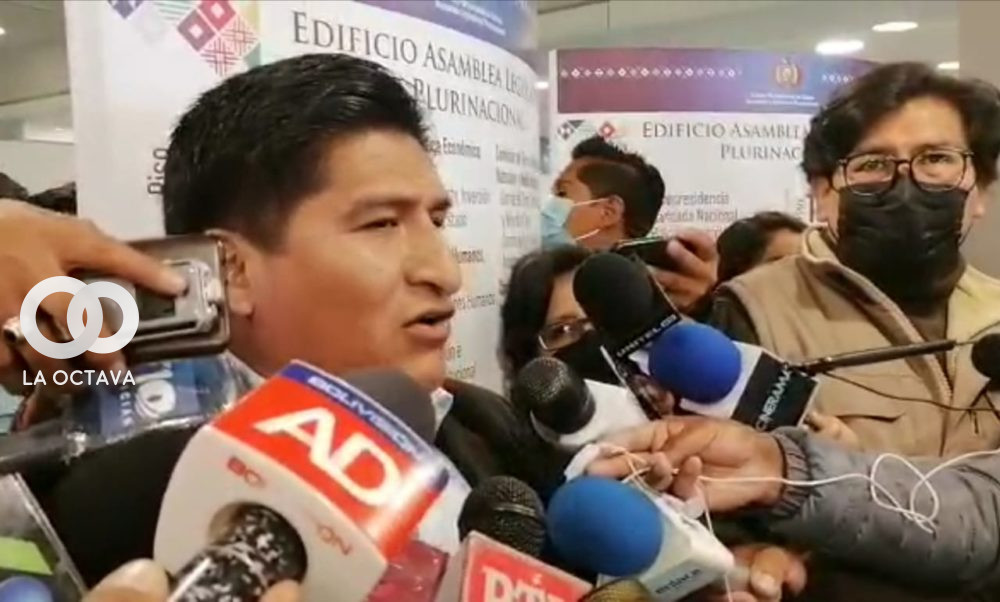 Andrés Flores, jefe Bancada del Movimiento Al Socialismo (MAS), declara a los medios.