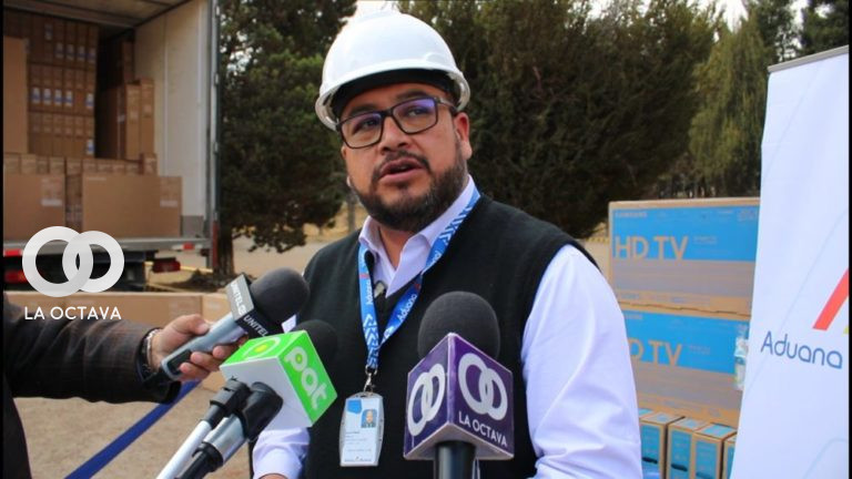 Antonio Claudio Martínez, Gerente Regional de la Aduana Nacional La Paz, informa sobre el resultado de operativos realizados. Foto. La Octava