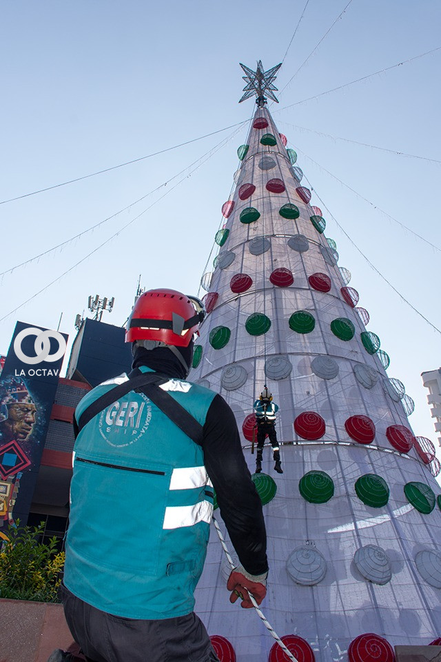 Armado del Árbol más grande en La Paz para navidad.