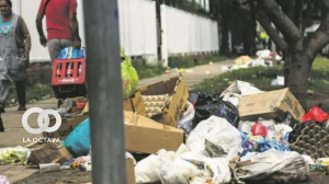 Basura acumulada en una calle de Santa Cruz. Foto. El Deber.