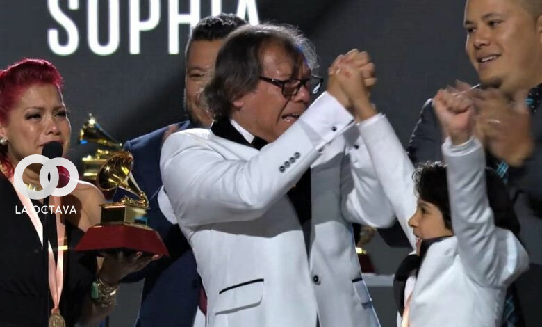 Con lágrimas en los ojos, Vladimir Suárez, recibió el primer Latin Grammy para Bolivia.