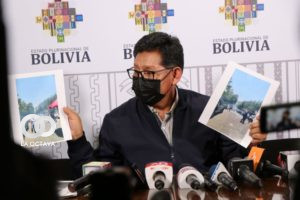 Edgar Chambi, Ministro de Educación garantiza la entrega de diplomas de bachiller.