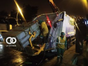 El personal de La Paz Limpia en plena faena de limpieza. Foto. Siremu.