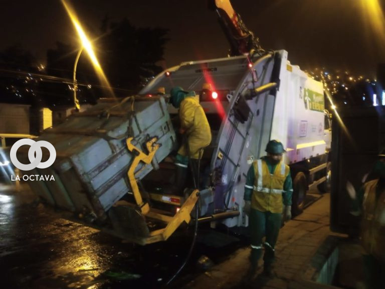 El personal de La Paz Limpia en plena faena de limpieza. Foto. Siremu.