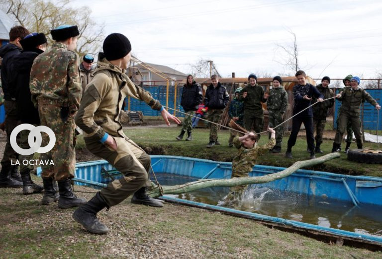 Entrenamiento militar para los niños rusos.