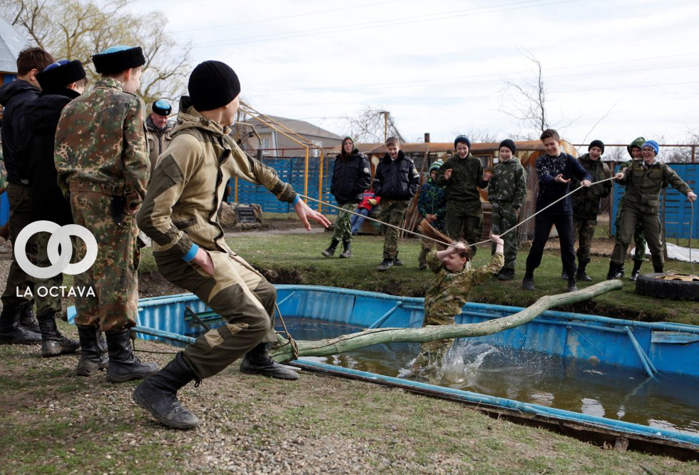 Entrenamiento militar para los niños rusos.