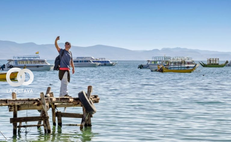 Estrecho del lago titicaca, uno de los atractivos turísticos más afluyentes.
