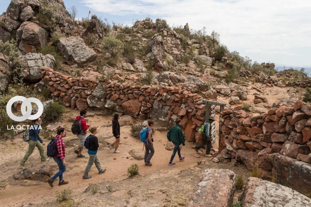 Extranjeros visitando un lugar turístico en Bolivia