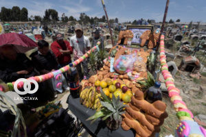 Tradicional vidita a los difuntos en los cementerios de El Alto