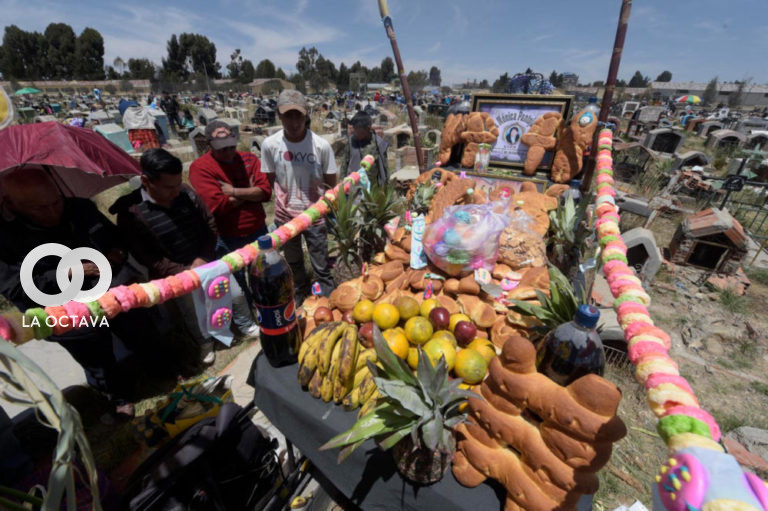 Tradicional vidita a los difuntos en los cementerios de El Alto