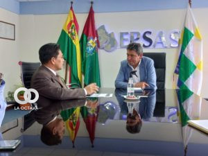 Jorge Silva e interventor de EPSAS se reunen para tratar el tema de suministros de agua.