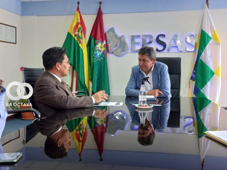 Jorge Silva e interventor de EPSAS se reunen para tratar el tema de suministros de agua.