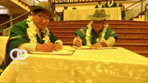 Augusto Condori, Alcalde de Santiago de Huayllamarca, y, Johnny Vedia, Gobernador de Oruro. 