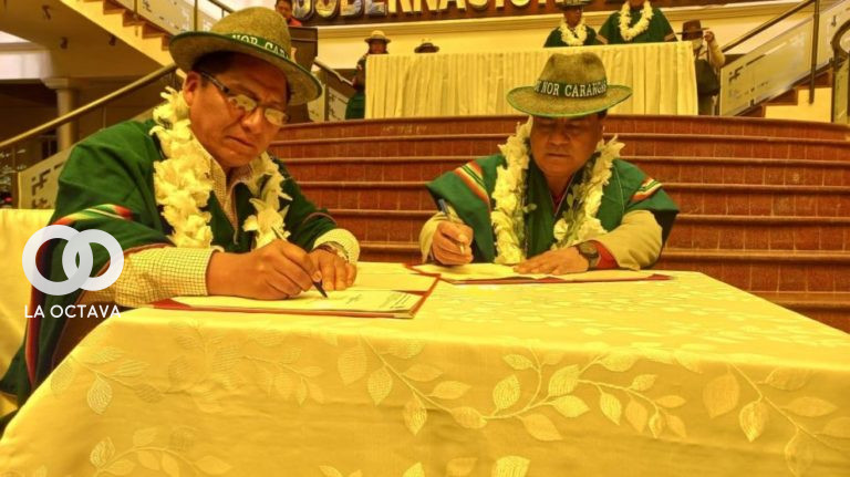 Augusto Condori, Alcalde de Santiago de Huayllamarca, y, Johnny Vedia, Gobernador de Oruro.