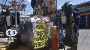 Los guardias municipales retiran a un comerciante que invadía el lugar de un hidrante en la avenida San Martín y Aroma. Foto. José Rocha