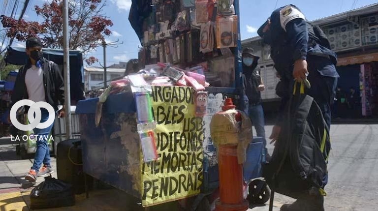 Los guardias municipales retiran a un comerciante que invadía el lugar de un hidrante en la avenida San Martín y Aroma. Foto. José Rocha