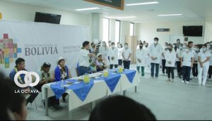 Ministro de Salud enterga ítems en salud para profesionales.