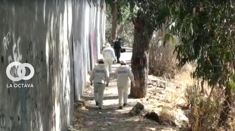 Personal de la Fiscalía investiga el deceso del menor en el bosquecillo de Chuquiaguillo.