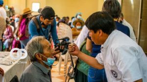 Realizan la medición a un anciano, ayer en Cercado. Foto. GAMC