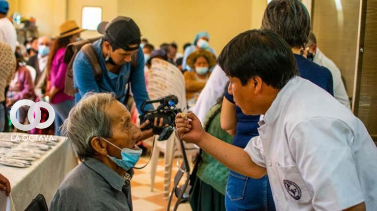 Realizan la medición a un anciano, ayer en Cercado. Foto. GAMC