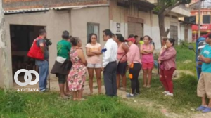 Testigos del lugar contando lo sucedido esta madrugada. Foto. El Deber
