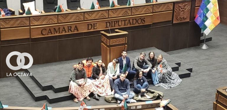 Un grupo de diputados instalaron una vigilia en la Asamblea Legislativa. Foto. Roberto Guzmán.